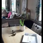 N And B Caravan Hire Flamingo Land 캠프장 *